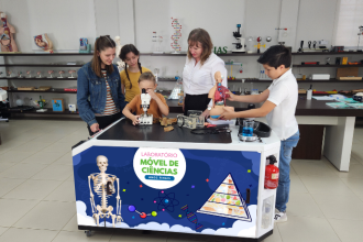 Brink Mobil oferece soluções para laboratórios que enriquecem a prática pedagógica.