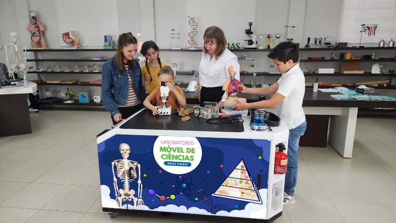 Brink Mobil oferece soluções para laboratórios que enriquecem a prática pedagógica.