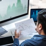 Teciomar Ábila ensina a avaliar investimentos com clareza, considerando risco, retorno e prazo.