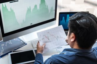 Teciomar Ábila ensina a avaliar investimentos com clareza, considerando risco, retorno e prazo.