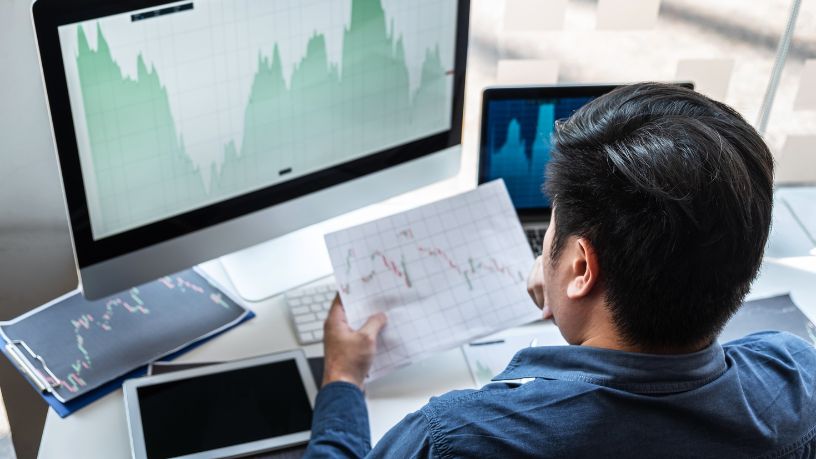 Teciomar Ábila ensina a avaliar investimentos com clareza, considerando risco, retorno e prazo.