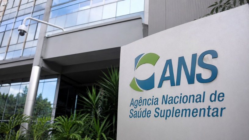 Como a ANS regula os contratos de planos de saúde? 2 Elton Fernandes