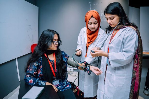 Estudantes de medicina praticam a aferição da pressão arterial em ambiente universitário.