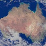 Vista da Terra do espaço, com a Austrália cercada pelo oceano Pacífico.