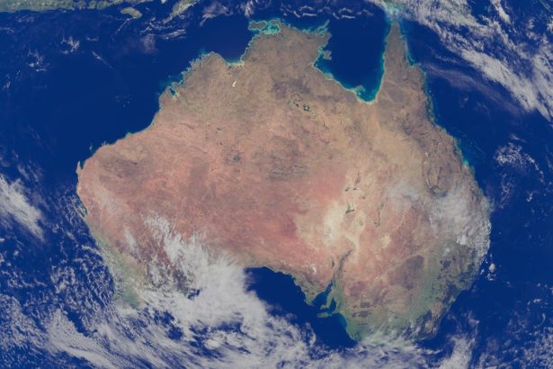 Vista da Terra do espaço, com a Austrália cercada pelo oceano Pacífico.