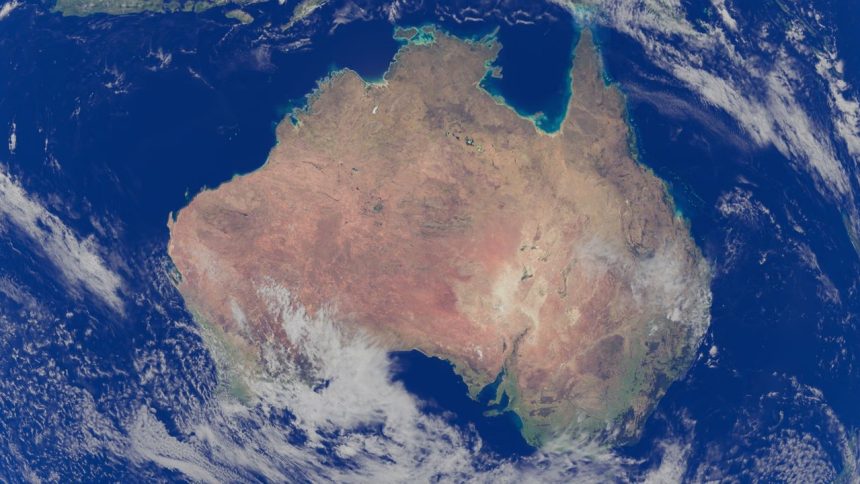 Vista da Terra do espaço, com a Austrália cercada pelo oceano Pacífico.